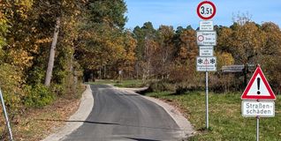 Der Belag des Feldwegs im Holzgerlinger Bereich wurde saniert. Auf dem Foto ist das Schild, das auf die Straßenschäden hinweist, noch zu sehen.