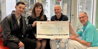 Von links: Joel und Loredana Rosandic mit Dr. Lutz Feldhahn, geschäftsführender Chefarzt der Kinderklinik, und Dr. Gerald Nachtrodt, Chefarzt und Leiter der Neonatologischen Intensivstation.