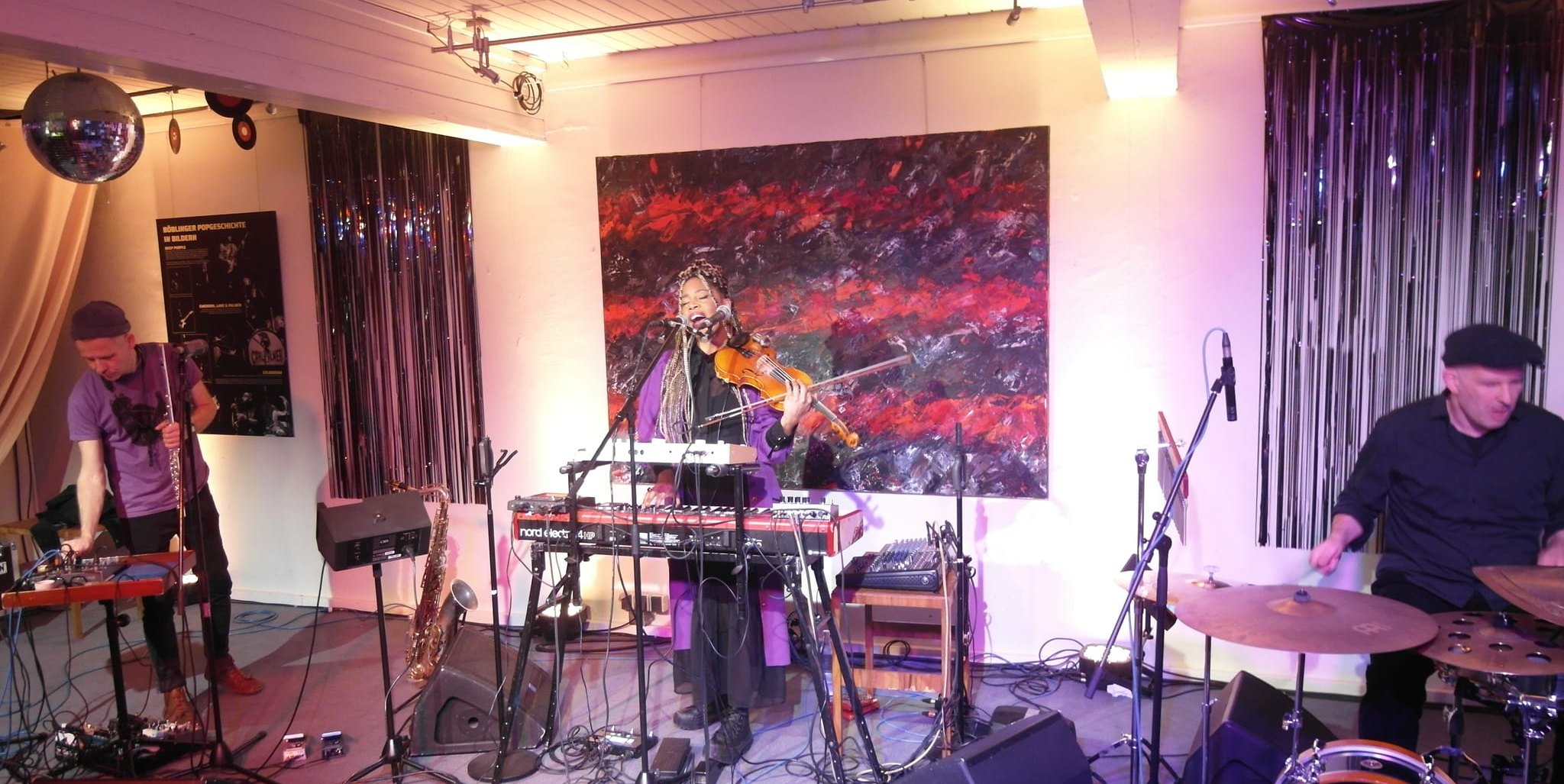 Die Stuttgarter Carsten Netz, Linda Kyei und Andrew Zbik (von links) haben beim Böblinger Kulturnetzwerk Blaues Haus als „Linda Kyei Band“ das Publikum mit „Popular Electronic Jazz“ begeistert.