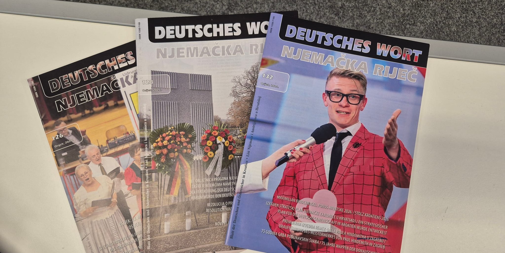 Einige der Ausgaben der Zeitschrift „Deutsches Wort“ von Goran Beus Richembergh.