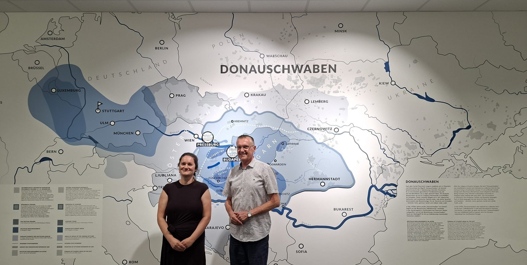 Die Leiterin des Sindelfinger Hauses der Donauschwaben, Dr. Violeta Bakia, neben Goran Beus Richembergh. Die Landkarte ist in der Dauerausstellung zu sehen und zeigt die Siedlungen der deutschen Minderheiten in Europa - mit Fokus auf die Siedlungen der Donauschwaben. Diese Ausstellung kann jederzeit besichtigt werden.