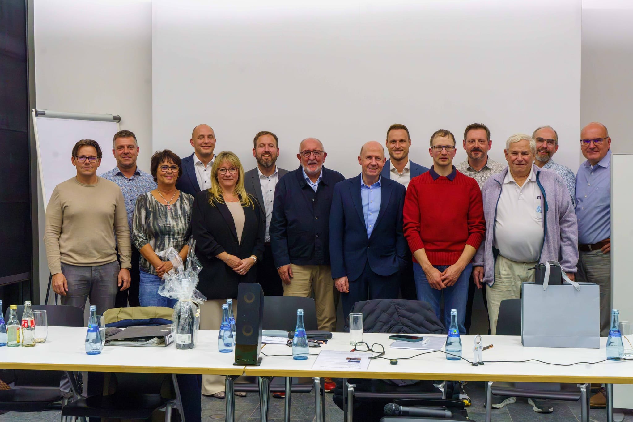 Der alte und neue Vorstand (von links): Kai Ruckaberle, Volker Ziller, Andrea Walz, Peter Kramer, Sandra Schidzick, Bernd Dörich, Wolfgang Vogt, Dr. Bernd Schmalenbach, Simon Bräuning, Tobias Klein, Robert Klotz, Hermann Ayasse, Henning Mezger und Oliver Claus.