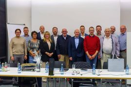 Der alte und neue Vorstand (von links): Kai Ruckaberle, Volker Ziller, Andrea Walz, Peter Kramer, Sandra Schidzick, Bernd Dörich, Wolfgang Vogt, Dr. Bernd Schmalenbach, Simon Bräuning, Tobias Klein, Robert Klotz, Hermann Ayasse, Henning Mezger und Oliver Claus.