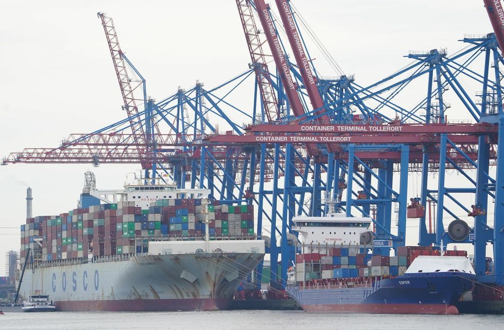 Ein Containerschiff der Reederei Cosco am Hamburger Terminal Tollerort