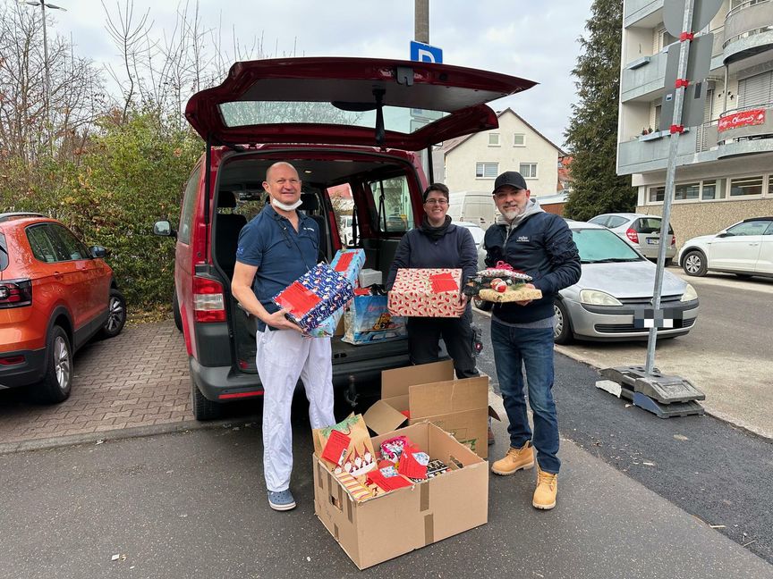 Helfer in Aktion (von links): Zahnarzt Dr. Altvater, Christina Wettemann vom Kinder- und Jugenddorf Ellwangen, und Multimediafriseur Peter Nill.     Bild: Nüßle