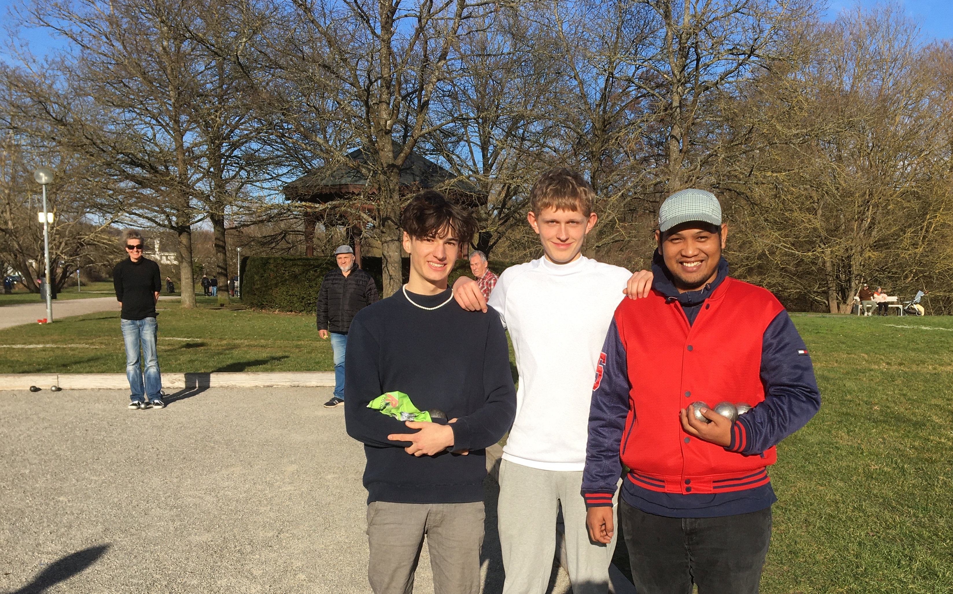 Die Sindelfinger Pétanque-Spieler beim Finale in Stuttgart: von links Hugo Moreno. Bela Mössinger und Jimmy Rafanomezanirina.  Bild: P. Bausch