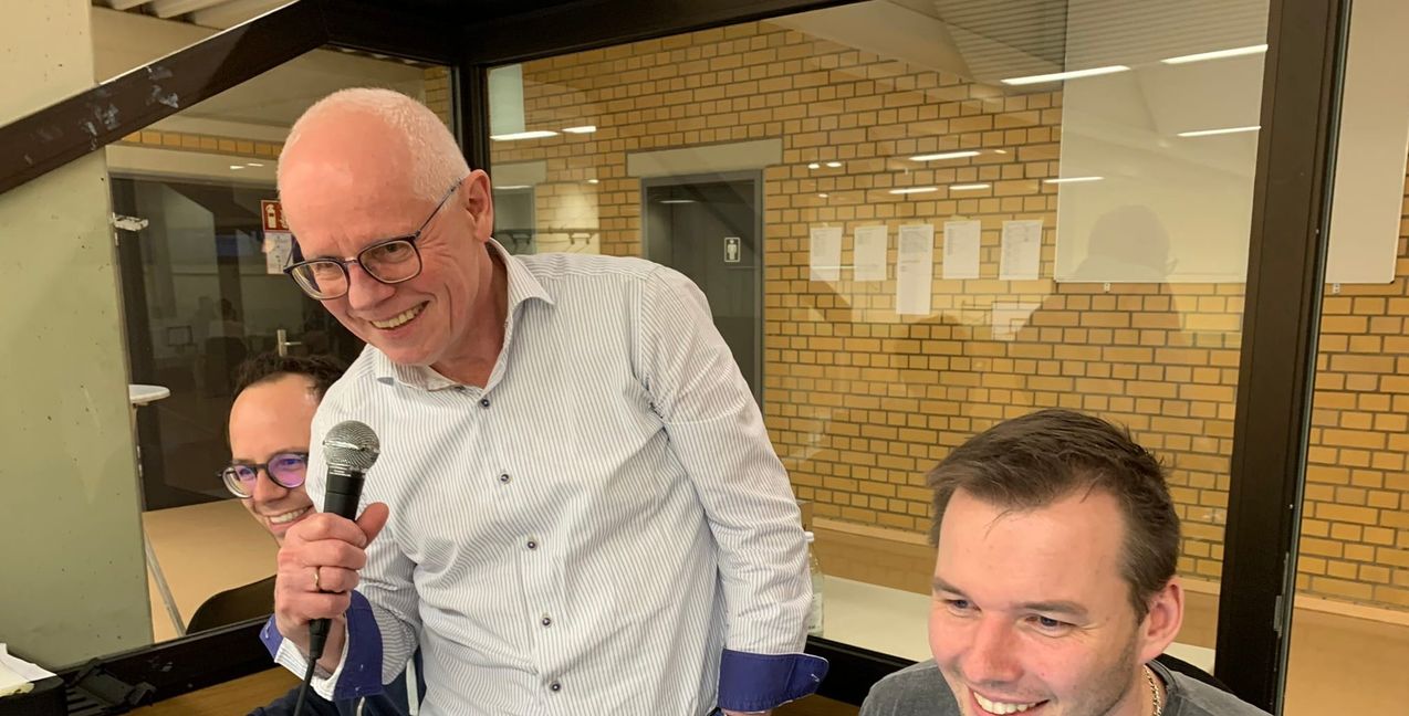 Thomas Verleih am Mikrofon. Er ist der Macher des Turniers. 	Bild. Holzapfel