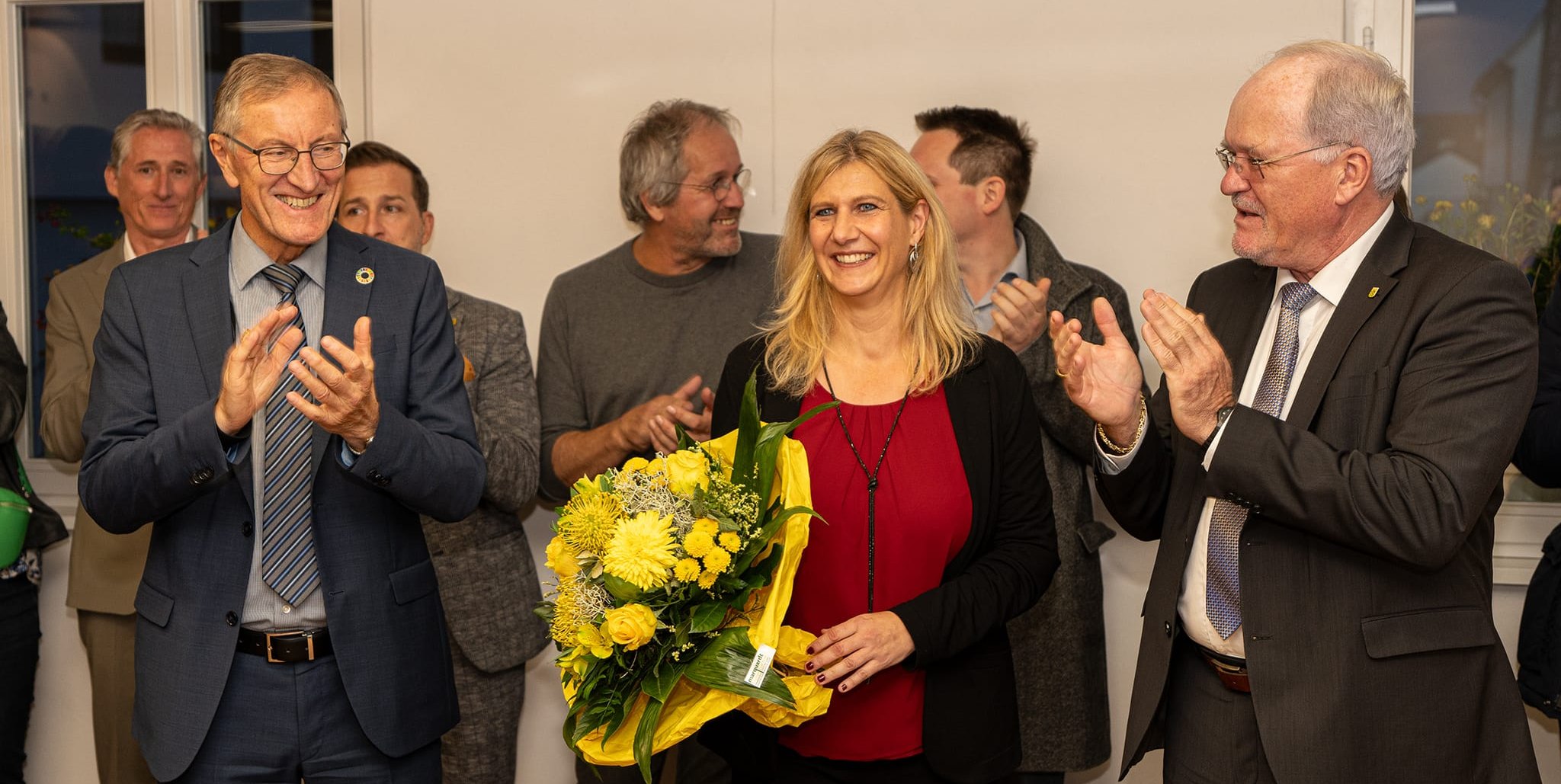 Applaus für die neue Renninger Bürgermeistern. Links vorne Landrat Roland Bernhard, rechts Bürgermeister Wolfgang Faißt.