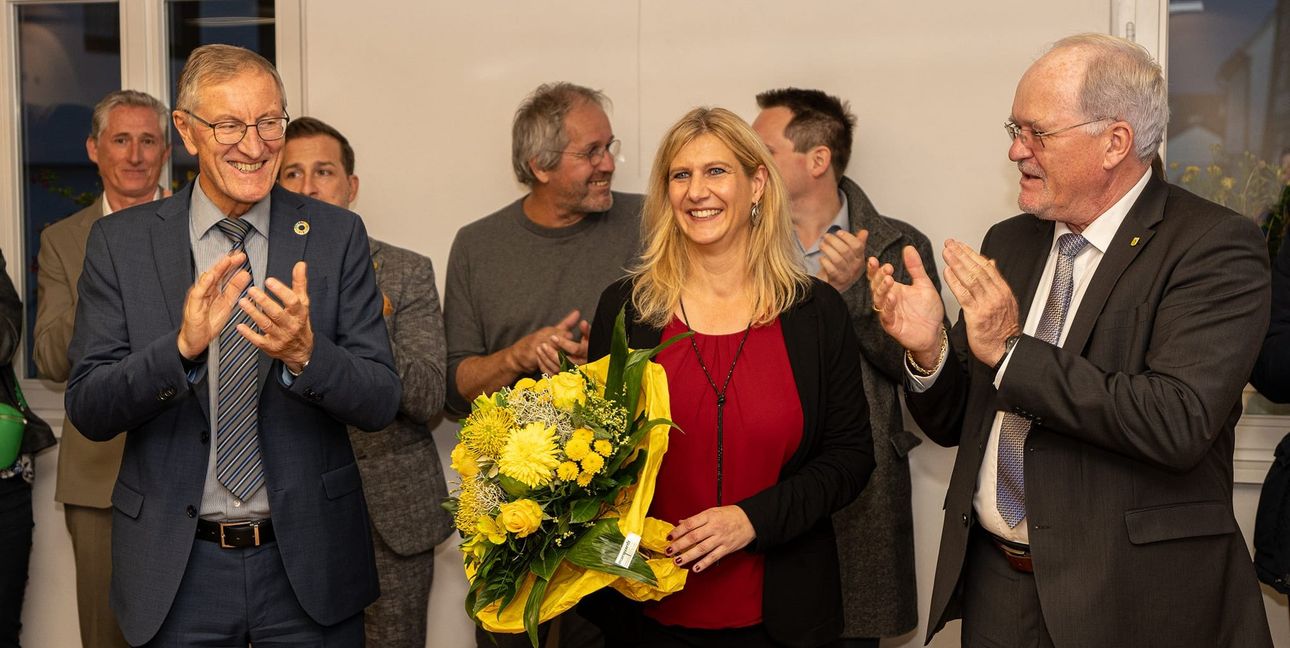Applaus für die neue Renninger Bürgermeistern. Links vorne Landrat Roland Bernhard, rechts Bürgermeister Wolfgang Faißt.