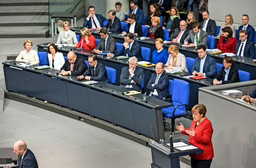 Kanzlerin Angela Merkel vor der Regierungsbank im Bundestag Foto: /Marco Urban