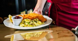 Restaurants im Kreis Böblingen werden ihre Preise auf den Speisekarten zum 1. Januar 2026 nicht senken. Davon geht die Gastro-Gewerkschaft NGG Stuttgart aus. Bild: z