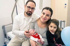 Da freut sich die ganze Familie: Mama Valentina, Papa Giuseppe und Schwester Verana heißen den kleinen Leonardo willkommen.