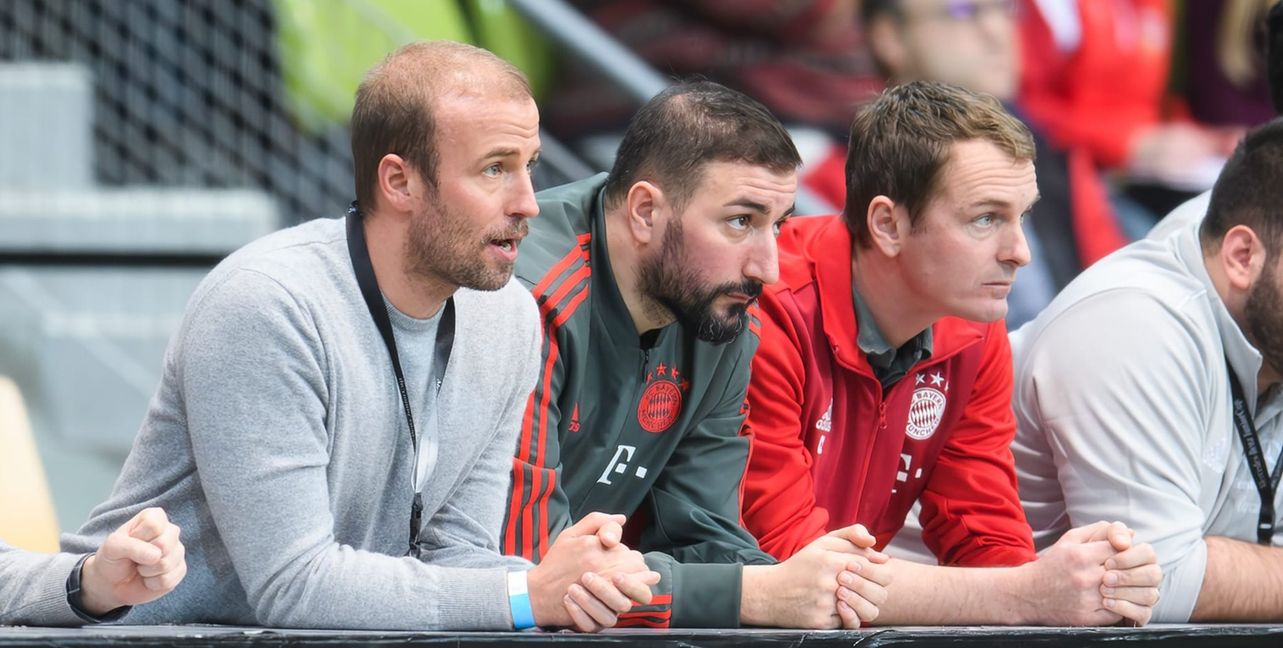 Sebastian Hoeneß (links) stand als U19 Trainer von Bayern München zweimal an der Bande im Sindelfinger Glaspalast. Das Turnier konnte er aber nicht gewinnen.