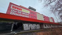 Seit dem Brand 2017 steht das Gebäude leer, nun ist dort ein Mömax-Markt geplant.