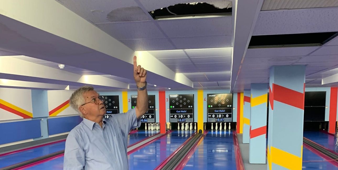 Stevan Fuks zeigt Richtung kaputte Decke.