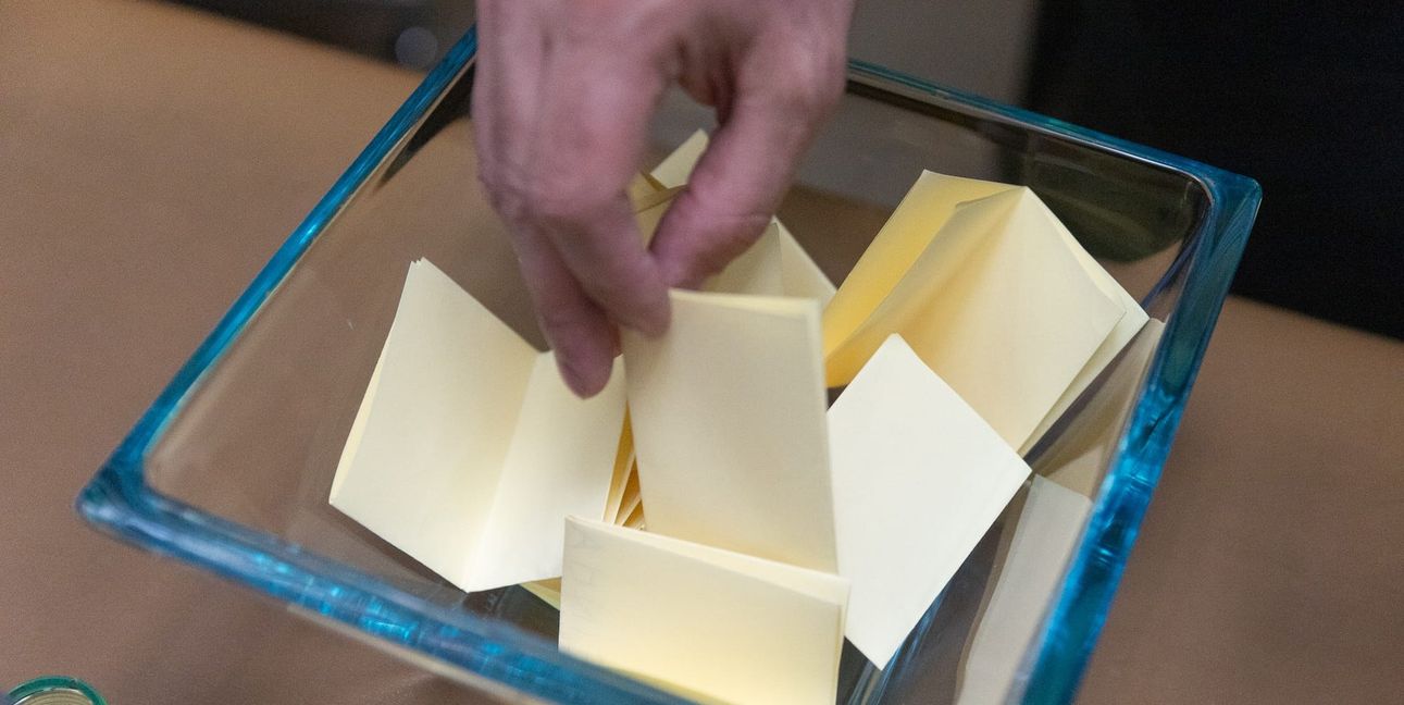 Neun Namens-Zettel liegen im großen Sitzungssaal des Rathauses in der Glasschüssel. Für die offiziellen Kandidaten-Vorstellungen wird in diesem Moment die Reihenfolge ausgelost.