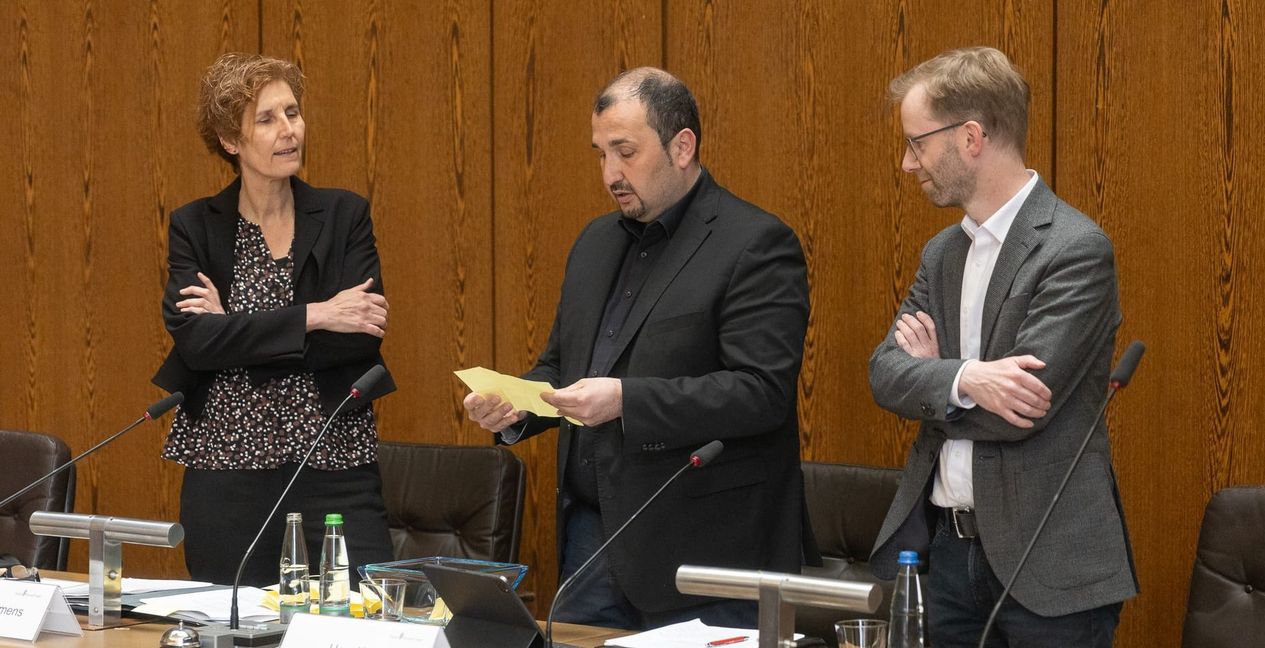 Auslosung im Rathaus: Sindelfingens Ordnungsamtsleiter Mehmet Koc liest die Namen der gezogenen Bewerber vor. Links Baubürgermeisterin Dr. Corinna Clemens, rechts Justiziar Holger Zander. Die Reihenfolge für die Vorstellung der OB-Kandidaten in der Sindelfinger Stadthalle, im Maichinger Bürgerhaus und in der Turn- und Festhalle in Darmsheim steht somit fest.