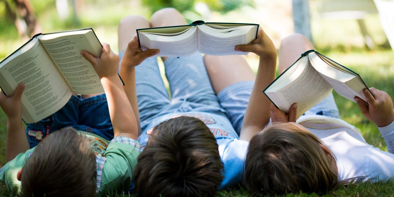 Wer das Smartphone beiseite legt und stattdessenein Buch nimmt, entdeckt ganz neue Welten.