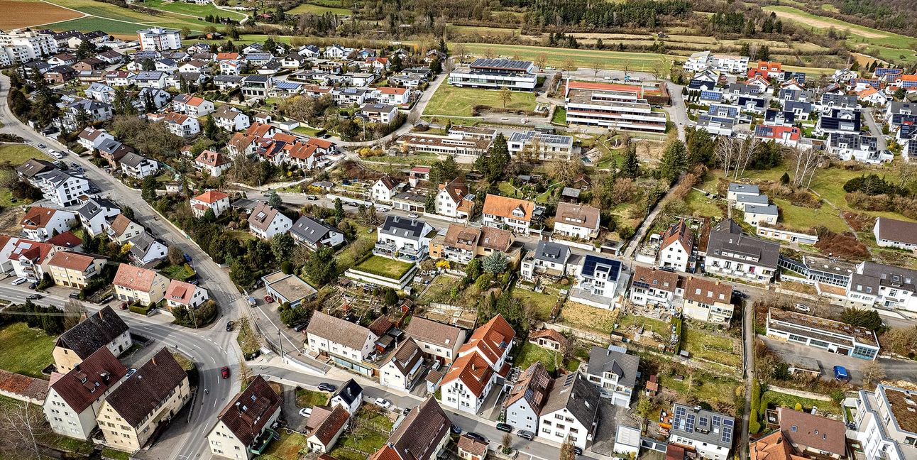 Unterhalb der Schule das große Grundstück des Diakonissenmutterhauses, das bebaut werden soll. Links unten die Obere Mühle, die zum Kunsthaus wird.