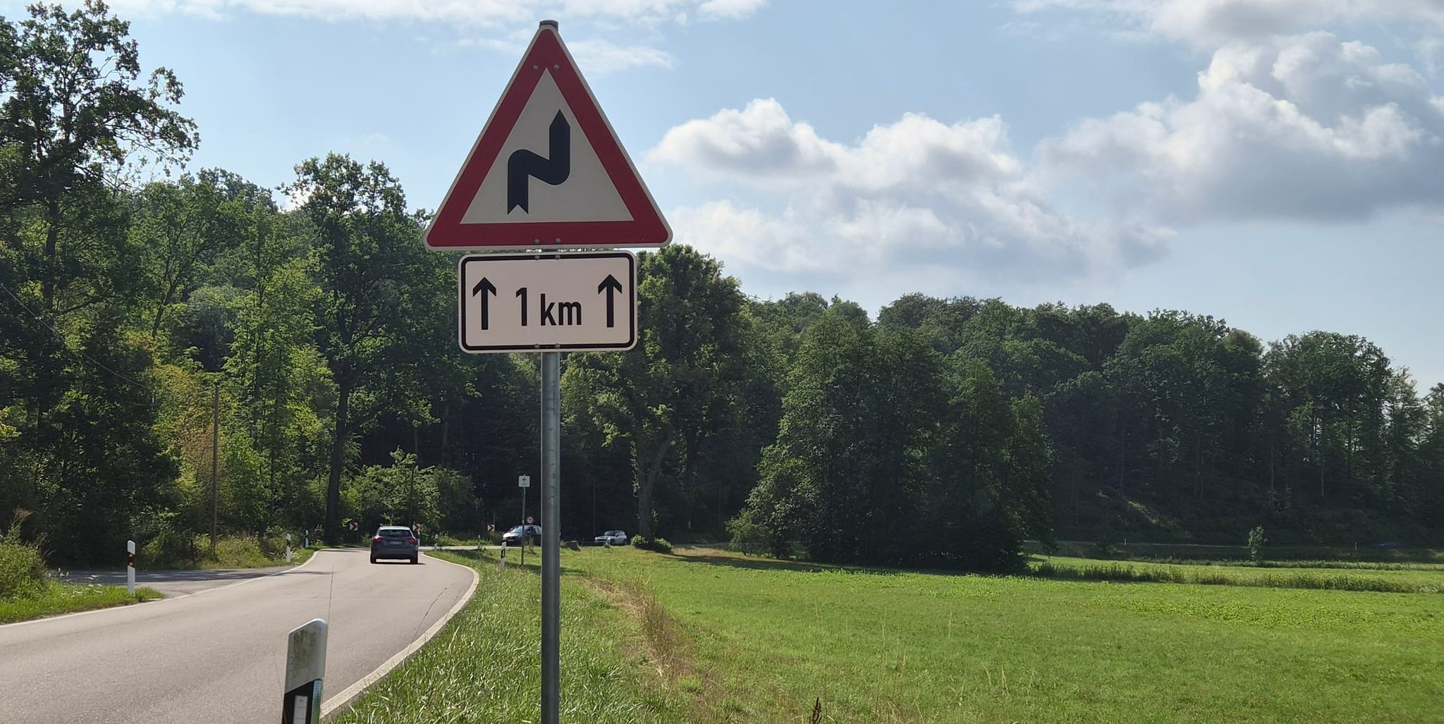 Kurvenreiche Strecke durch das Maurener Tal soll durch Geschwindigkeitsbegrenzungen sicherer werden.