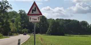 Kurvenreiche Strecke durch das Maurener Tal soll durch Geschwindigkeitsbegrenzungen sicherer werden.