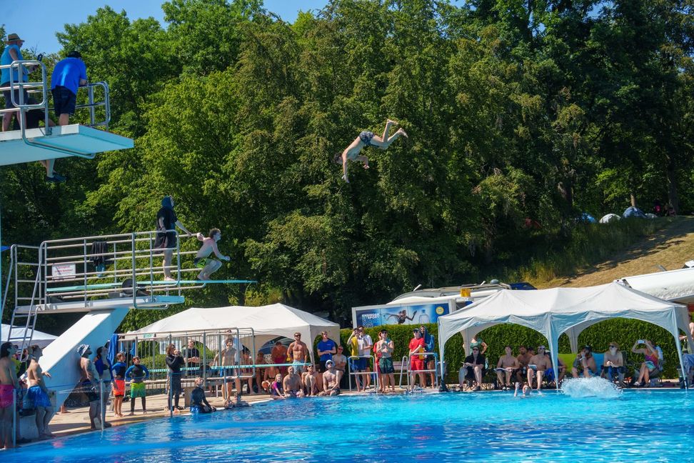 Sehenswerte Sprünge sind bei den Splashdivern garantiert.