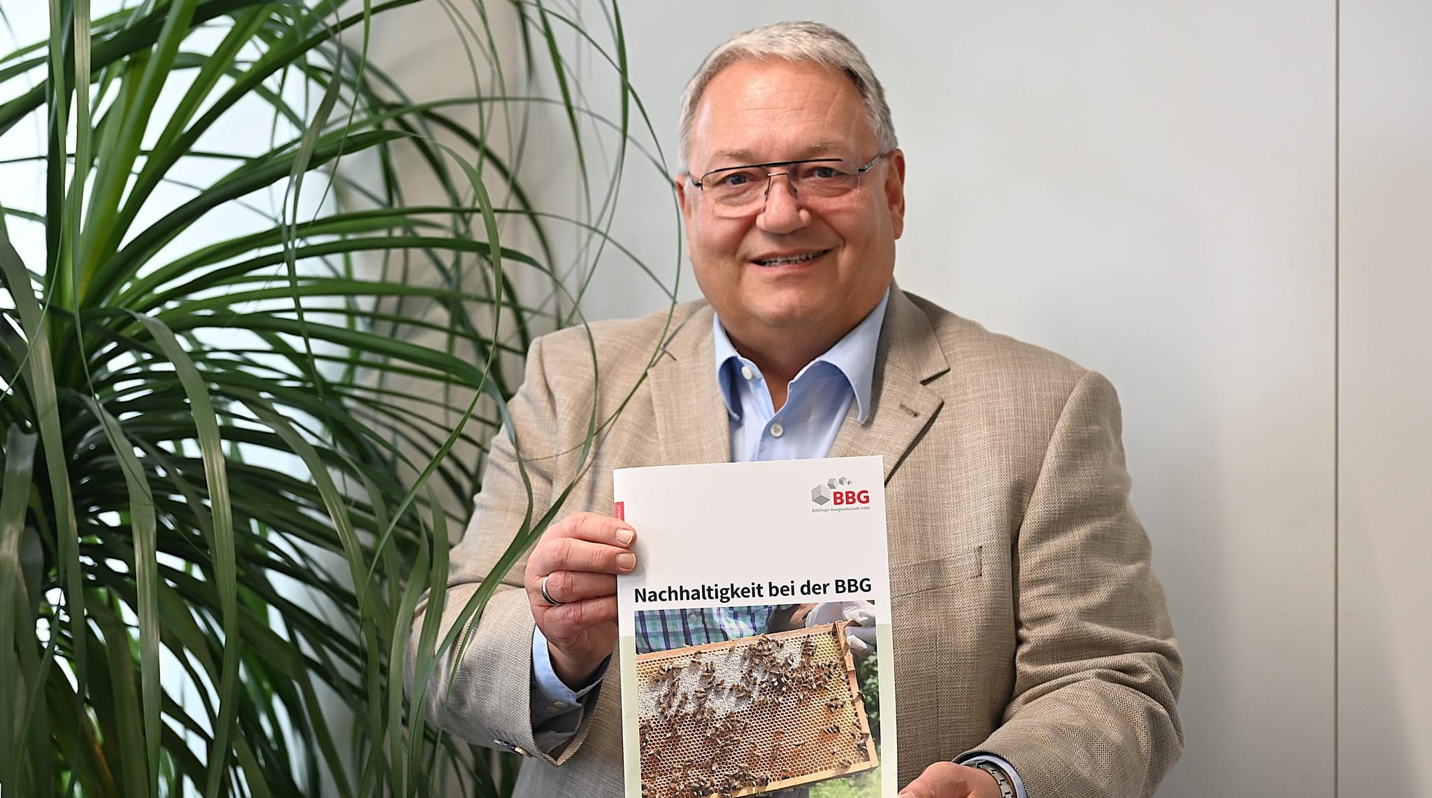 Geschäftsführer Rainer Ganske präsentiert die Erstausgabe des Nachhaltigkeitsberichts der Böblinger Baugesellschaft. Bild: Reichert