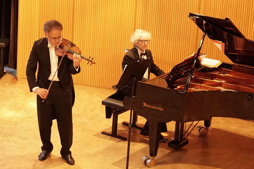 Violinist Michael Ewers und Franz Vorraber im Odeon der SMTT.