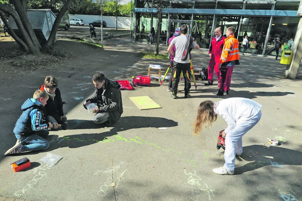Mit Bohrer, Hammer und Asphalt-Nägeln entsteht eine Deutschlandkarte auf dem Schulhof des Stiftsgymnasiums. Bild: Groß