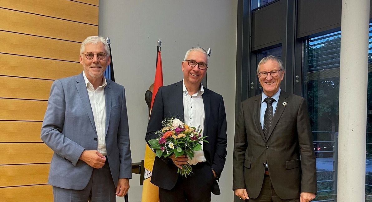 Auf unserem Bild: Landrat und Aufsichtsratsvorsitzender Helmut Riegger, Alexander Schmidtke, neuer KVSW-Geschäftsführer und Landrat Roland Bernhard, stellvertretender Aufsichtsratsvorsitzender (von links).    Bild: Rebecca Kottmann, Landratsamt Böblingen.