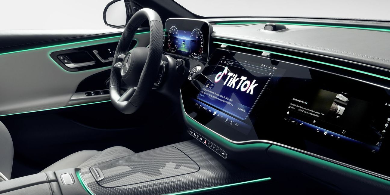Auf dem großen Display in der Mitte können im Mercedes künftig auch Entertainment-Inhalte laufen – jedoch nur, so lange das Auto nicht fährt.