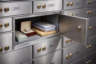 Viele Menschen in Deutschland verwahren ihre Wertsachen im Schließfach.