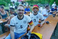 Deutschland-Fans feiern den Sieg gegen die Elfenbeinküste im Böblinger Bootshaus