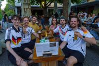 Deutschland-Fans feiern den Sieg gegen die Elfenbeinküste im Böblinger Bootshaus