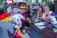 Deutschland-Fans feiern den Sieg gegen die Elfenbeinküste im Böblinger Bootshaus