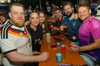 Deutschland-Fans feiern den Sieg gegen die Elfenbeinküste im Böblinger Bootshaus