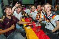 Deutschland-Fans feiern den Sieg gegen die Elfenbeinküste im Böblinger Bootshaus