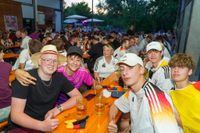 Deutschland-Fans feiern den Sieg gegen die Elfenbeinküste im Böblinger Bootshaus
