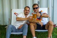 Deutschland-Fans feiern den Sieg gegen die Elfenbeinküste im Böblinger Bootshaus