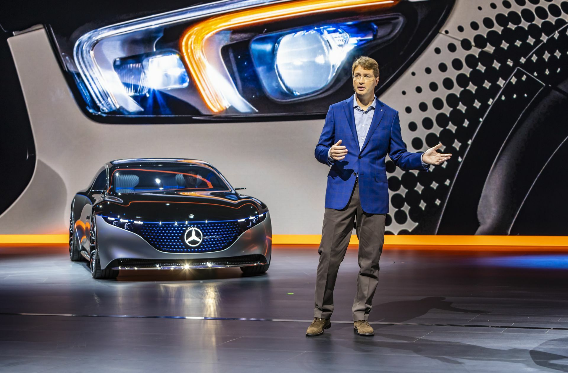 Daimler-Chef  Källenius präsentiert   im Herbst 2019 eine Studie des   EQS.  In dem E-Auto ist grüner Stahl verbaut.