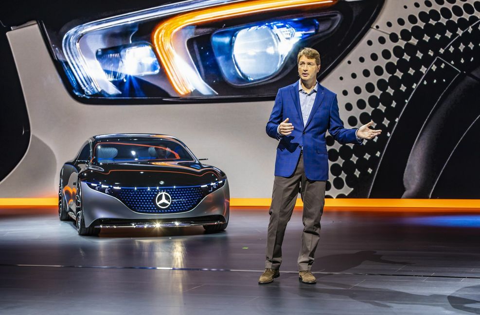 Daimler-Chef  Källenius präsentiert   im Herbst 2019 eine Studie des   EQS.  In dem E-Auto ist grüner Stahl verbaut.