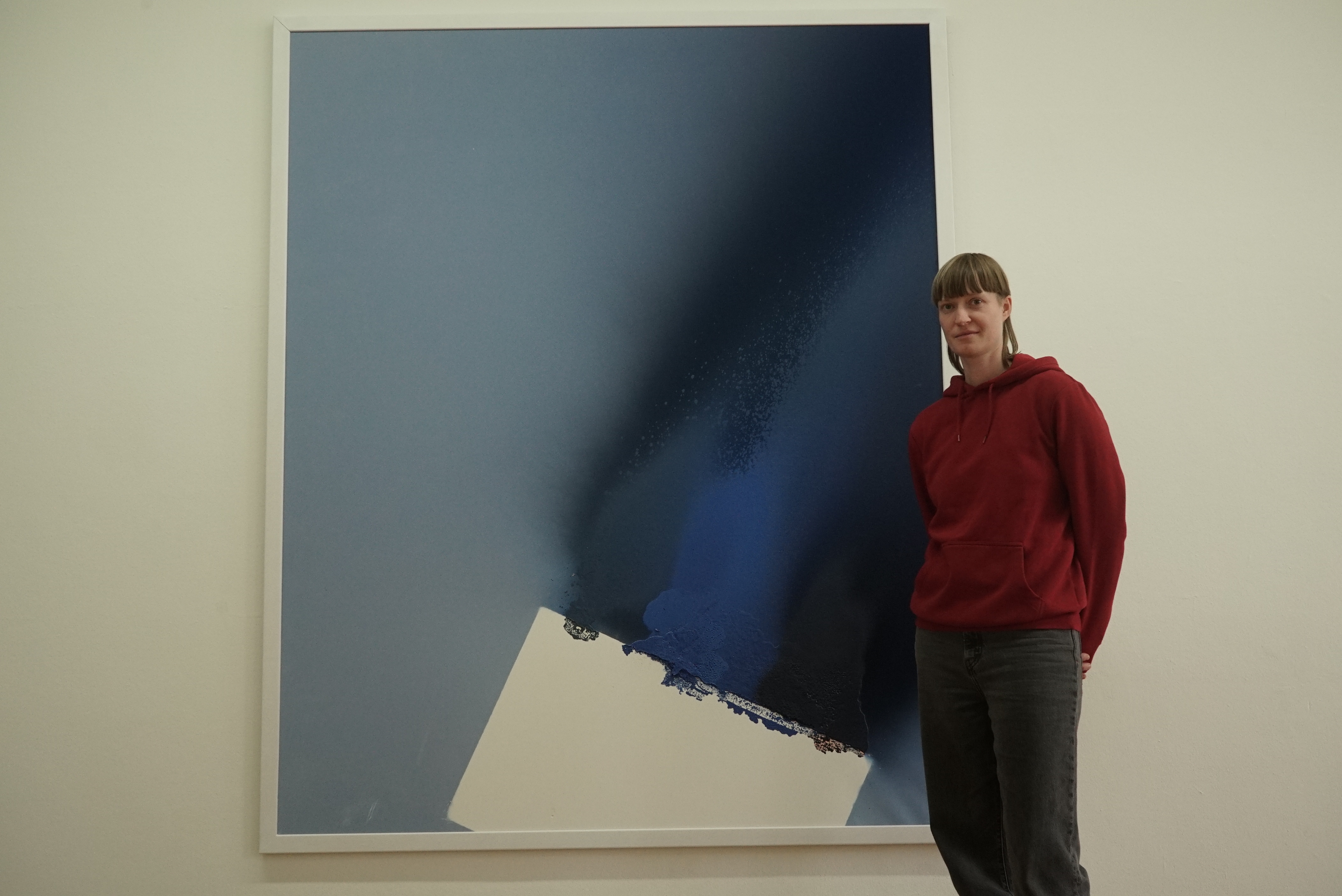 Sophie Innmann an ihrem Bild aus der Performance „selfie“. Auch das ist in der Ausstellung „What I like“ zu sehen. Bild: Heiden