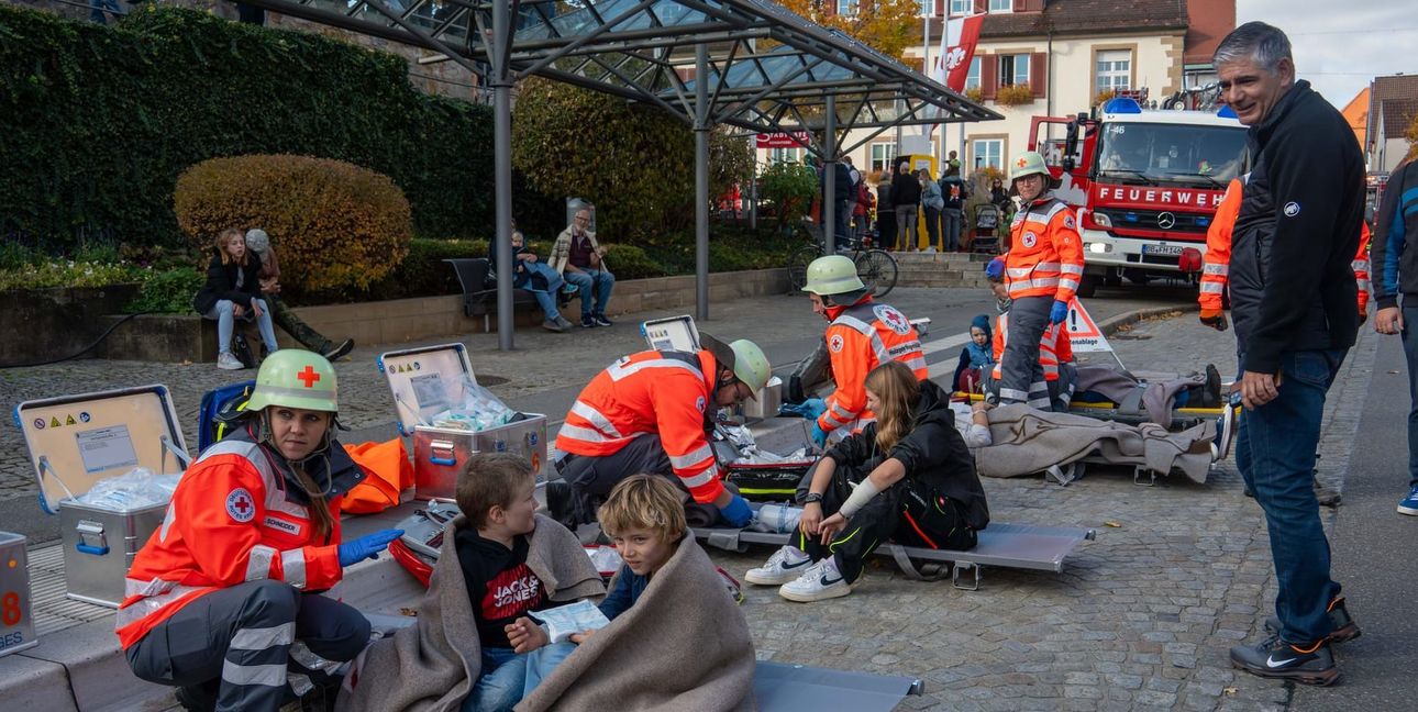 Bürgermeister Ioannis Delakos überzeugt sich von den Fähigkeiten von Feuerwehr und DRK.