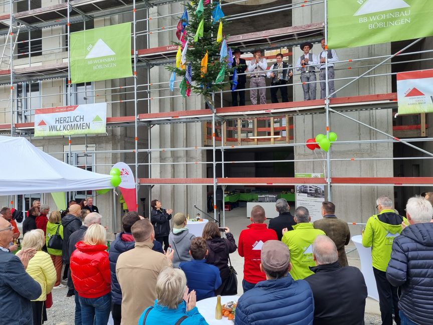 Großes Richtfest der BB Wohnbau Böblingen in der Werastraße im Holzgerlinger Neubaugebiet Dörnach West für das Projekt „Herzstück“: Vier zum Unternehmen gehörende Firmen siedeln sich hier an, das Gebäude bietet zudem Platz für 44 Wohnungen.                Bild: Hamann