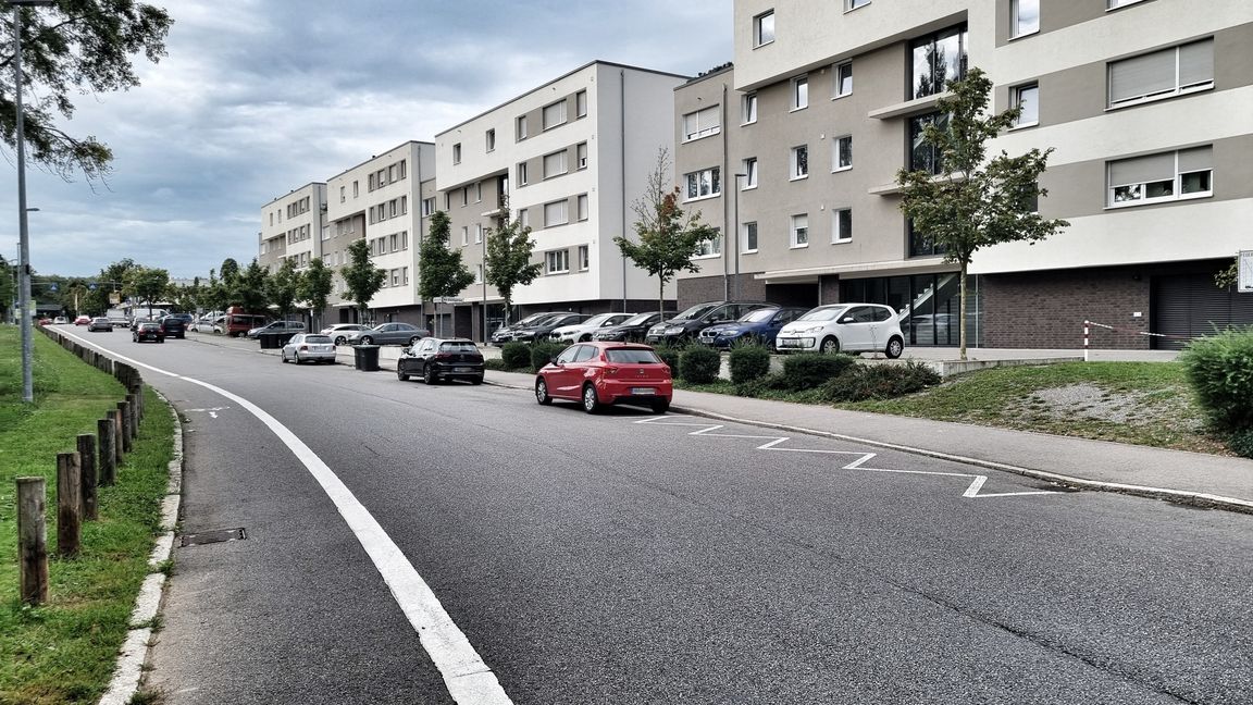 Nach darf entlang der Schönbuchstraße geparkt werden. Künftig gibt es hier einen Radangebotsstreifen. Bild: Hamann
