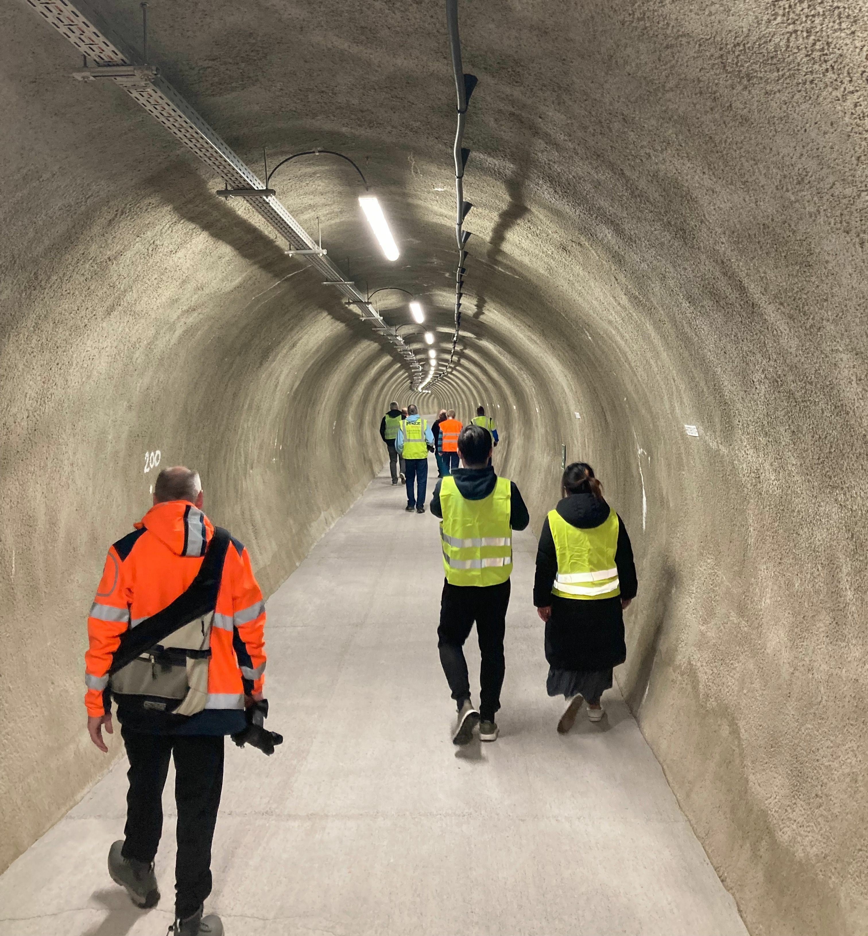 Bei der Beischtigung kann man auch in den Rettungsstollen des Darmsheimer Tunnels. Bild: z