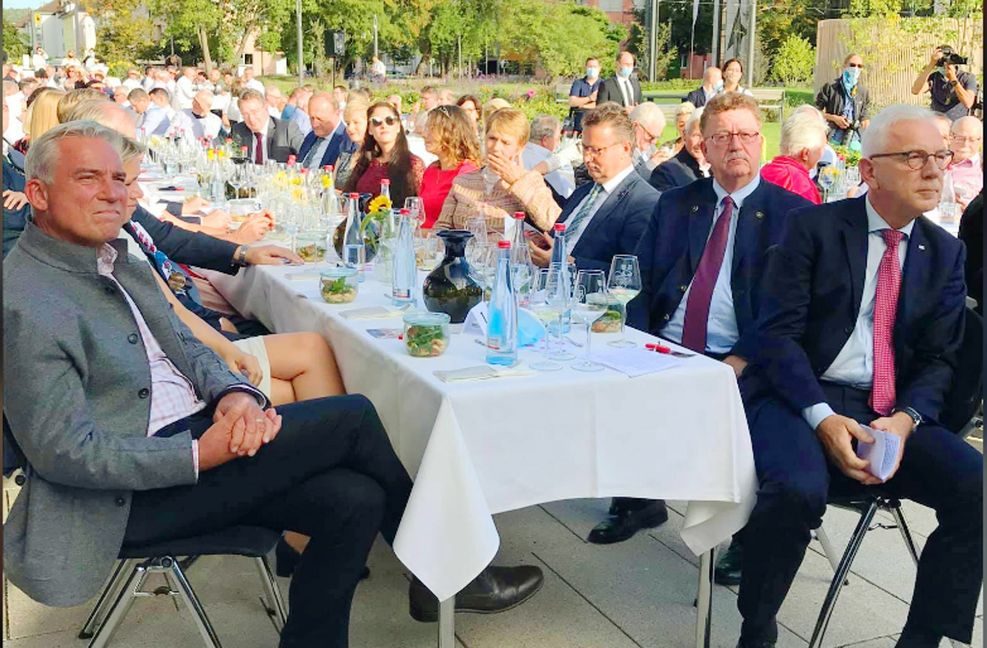 Solche Bilder lösten  Empörung aus. Links sitzt Innenminister Strobl, rechts OB Harry Mergel.