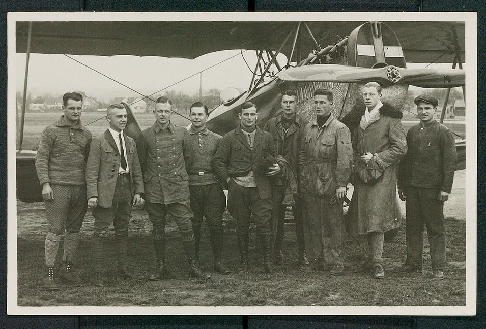 Das Gruppenbild des Jahrgangs 1927 der Fliegerschule auf dem Böblinger Flughafen – bei der zweiten Person von rechts handelt es sich um Wulf-Diether Graf zu Castell. Bild: z