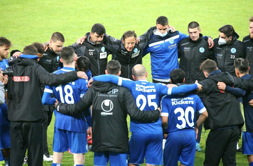 Zusammenhalten nach dem Pokal-Aus: Der letzte Auftritt der Stuttgarter Kickers endete mit dem 1:2 gegen die TSG Balingen, gibt es nun einen Erfolg vor Gericht? Foto: Baumann