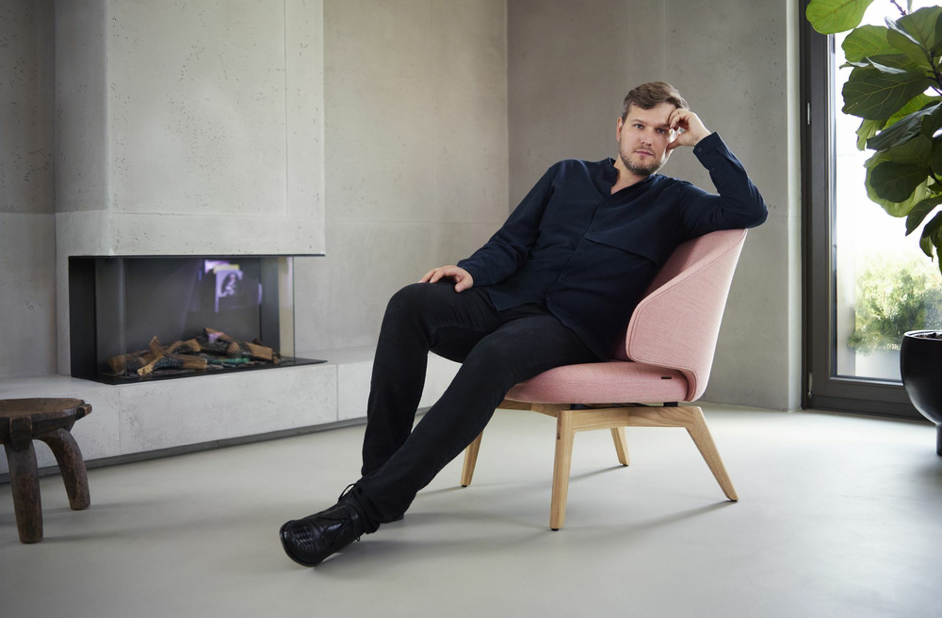Auch dem deutschen Designer Sebastian Herkner wurde die Ehre zuteil, für die Traditionsfirma zu entwerfen. Hier sitzt er nach getaner Arbeit in seinem Sessel „Let“ aus dem Jahr 2020.